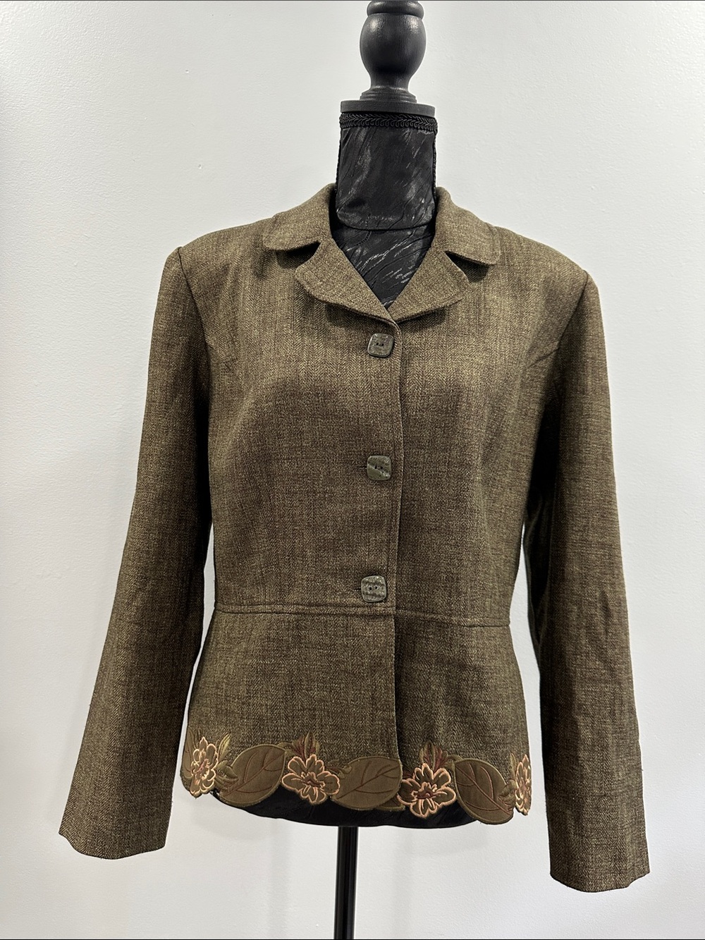 Sag Harbor Olive Brown Embroidered Hem Blazer itโs a vintage (1990) size 10